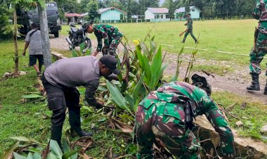 Wujudkan-Lingkungan-yang-Sehat-dan-Bersih,-Bhabikamtibmas-Maumutin-Polres-Belu-Bersama-Satgas-Pamtas-Kerja-Bakti-di-Kantor-Desa-Maumutin