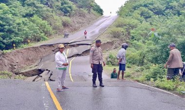 Siaga-di-Lokasi-Jalan-yang-Putus,-Anggota-Polsek-Tasifeto-Timur-Imbau-Pengendara-Waspada-dan-Lewat-Jalan-Alternatif