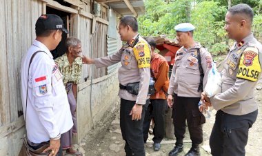 Sentuh-Desa-Terpencil,-Kapolres-Belu-Gelar-Jumat-Curhat-dan-Bagi-Sembako-untuk-Warga-Kurang-Mampu