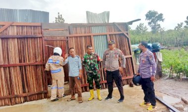 Siaga-Bencana-Alam,-Kapolsek-Tasifeto-Timur-Tinjau-Rumah-Warga-Korban-Angin-Kencang-di-desa-Manleten
