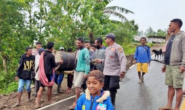 Puluhan-Rumah-Warga-dan-Gedung-Sekolah-Tertimpa-Longsor,-Polsek-Lamaknen-Sigap-Bantu-Evakuasi-Warga-Lutharato-ke-Tempat-Aman