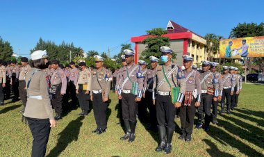 Unik,-Serentak-Anggota-Polda-NTT-Kenakan-Tas-Motif-Tradisional-Produk-UMKM.-