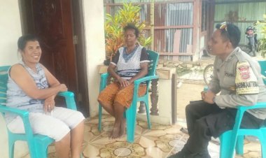 Sambang-Dialogis-di-Desa-Binaanya,-Bripka-Anwar-Tak-Bosan-Ajak-Warga-Jaga-Kamtibmas