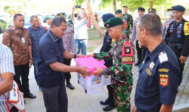 Turun-ke-PLBN-Motaain,-Kapolda-NTT,-Irjen-Pol.-Drs.-Johni-Asadoma,-M.Hum-Bagikan-Bingkisan-kepada-Anggota-TNI-Polri-dan-CIQS-PLBN