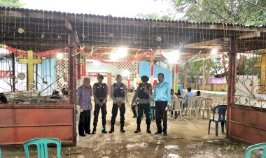 Ditengah-Guyuran-Hujan,-Polres-Belu-dan-Jajaran-Setia-dan-Siaga-Amankan-Misa-Malam-Paskah-2023