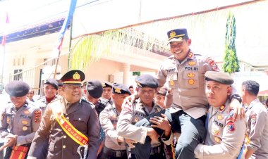 Penuh-Haru,-Anggota-Polres-Belu-dan-Bhayangkari-Lepas-AKBP-Yosep-Krisbiyanto-Menuju-Tempat-Tugas-yang-Baru