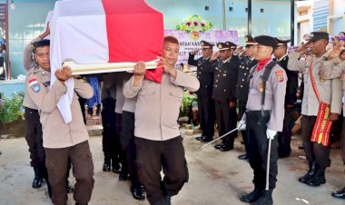 Wakili-Kapolres-Belu,-Wakapolres-Pimpin-Upacara-Pemakaman-Almarhum-Aipda-Purn.Alexander-Bili-Ngongo