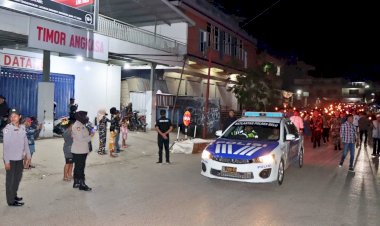 Jamin-Situasi-Kondusif,-Polres-Belu-Kawal-dan-Amankan-Pawai-Obor-Malam-Takbiran-Sambut-Idul-Fitri-1444-H