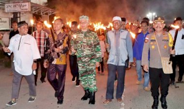 Malam-Takbiran-di-Tapal-Batas,-Kapolres-Belu-Bersama-Wakil-Bupati-dan-Ketua-MUI-Jalan-Kaki-Pimpin-Rombongan-Pawai-Obor