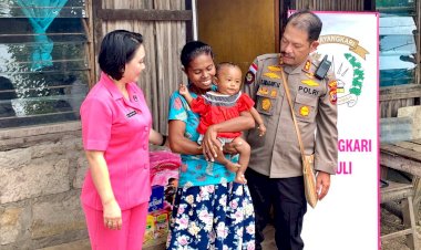 Hadir-Membantu-Sesama,-Kapolres-Belu-Bersama-Ketua-Bhayangkari-Serahkan-Bantuan-Sosial-untuk-Balita-Penderita-Stunting
