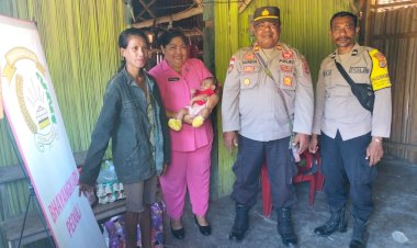 Peduli-Masalah-Stunting,-Jajaran-Polsek-bersama-Bhayangkari-Ranting-Kakuluk-Mesak-Beri-Bantuan-Sosial-kepada-Penderita-Stunting-di-desa-Leosama