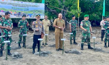 Dilaksanakan-Serentak-di-Indonesia,-Polres-Belu-Bersinergi-dengan-TNI-dan-Pemerintah-Tanam-Mangrove-di-Pesisir-Pantai-Raikatar