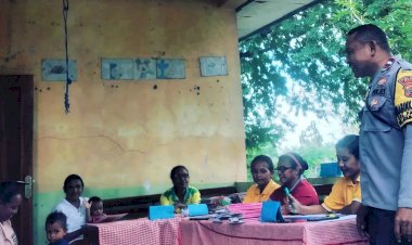 Sambang-ke-Posyandu,-Bhabinkamtibmas-Fatukbot-Polres-Belu-Titip-Pesan-Kesehatan-untuk-Ibu-ibu