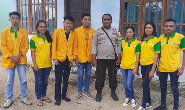 Turun-ke-Desa-Pantauan,-Bhabinkamtibmas-Polres-Belu-Ajak-Mahasiswa-KKN-Undana-Dukung-Polri-Jaga-Kamtibmas