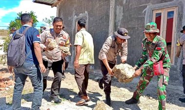 Sinergitas-Sambut-HUT-Bhayangkara-ke-77,-Polsek-Tasifeto-Barat-bersama-TNI-di-Tapal-Batas-Kompak-Kerja-Bakti-di-Tempat-Ibadah