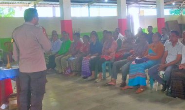 Beri-Pembekalan-di-Gereja,-Bhabinkamtibmas-Lawalutolus-Polres-Belu-Imbau-23-Pasang-Calon-Pasutri-Jauhi-KDRT-dan-Waspada-Kasus-Perdagangan-Orang