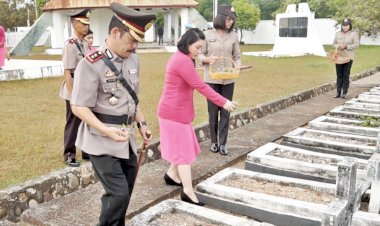 Jelang-Hari-Bhayangkara-ke-77,-Kapolres-Belu-Pimpin-Ziarah-Rombongan-dan-Tabur-Bunga-di-Taman-Makam-Pahlawan-Seroja