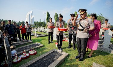 Jelang-HUT-ke-77-Bhayangkara,-Kapolri-dan-Jajaran-Ziarah-ke-TMP-Kalibata