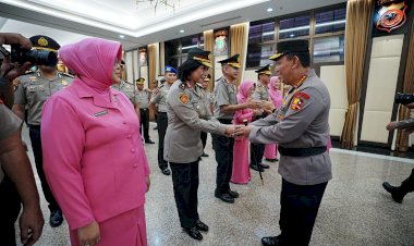 Kapolri-Sematkan-Tanda-Kehormatan-Bintang-Bhayangkara-Pratama-ke-22-Pati-Polri