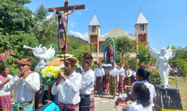 Bersinergi,-Polsek-Kakuluk-Mesak-Bersama-Koramil-Amankan-Prosesi-Naifeto-Lalean-Sambut-HUT-Paroki-Stela-Marris-Atapupu-ke-40