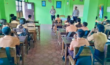 Gelar-Sosialisasi-di-SMA-Kristen-Atambua,-Cara-Sat-Lantas-Polres-Belu-Bangun-Kesadaran-Berlalu-Lintas-di-Kalangan-Pelajar