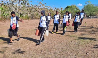 Dekatkan-Diri-dan-Bantu-Kesusahan-Masyarakat,-Kapolres-Belu-Bersama-Anggota-Beramai-ramai-Turun-ke-Kampung-Terisolir-Fohomea