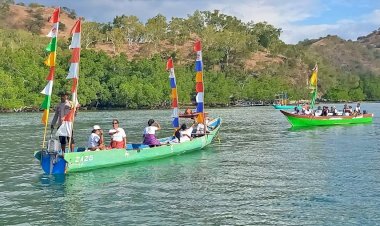 Lewat-Darat-dan-Laut,-Aparat-Gabungan-Polres-Belu-Amankan-Prosesi-Naifeto-Lalean-dari-Lakafehan-Menuju-Paroki-Stella-Maris-Atapupu