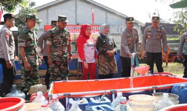 Polri-Salurkan-Bantuan-Air-Bersih-Atasi-Kekeringan-di-Grobogan