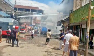 Turunkan-Personel-dan-Water-Canon,-Polres-Belu-Bersama-Damkar-Padamkan-Api-yang-Melahap-Toko-Perabot-Rumah-Tangga