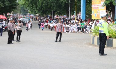 Sedot-Perhatian-Ribuan-Warga,-Parade-Kebangsaan-Sambut-HUT-RI-ke-78-Dijaga-dan-Dikawal-Ketat-Personel-Polres-Belu