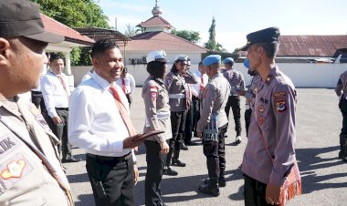 Lakukan-Pengawasan-Berkala,-Wakapolres-Belu-bersama-Seksi-Propam-Kembali-Cek-Sikap-Tampang-dan-Surat-surat-Anggota