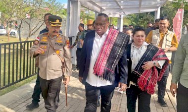 Sambut-di-Bandara,-Kapolres-Belu-Dampingi-Wakil-Menteri-Dalam-Negeri-Cek-Pelayanan-di-Pos-Lintas-Batas-Negara-Motaain
