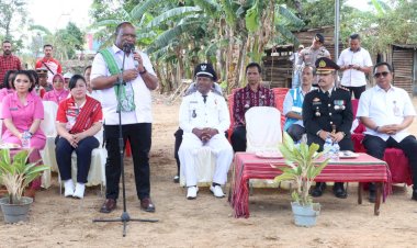 Hadir-Pimpin-Upacara-HUT-RI-di-Perbatasan,-Wakil-Menteri-Dalam-Negeri-Apresiasi-Kapolres-Belu-Merdekakan-Masyarakat-dari-Kekeringan-dan-Kegelapan