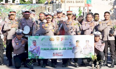 Dukung-Program-Penghijauan-Kapolri,-Kapolres-Belu-Bersama-Anggota-Tanam-Ratusan-Anakan-Pohon-di-Pinggir-Kali-Talau