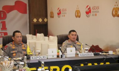Kapolri-Pantau-Command-Center-Pengamanan-KTT-Asean