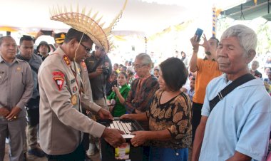 Polda-NTT-Menebarkan-Kasih-dalam-Kegiatan-Bakti-Sosial,-Kesehatan,-dan-Rohani-di-Kecamatan-Sulamu.-