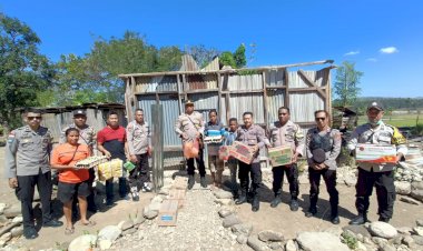 Hadir-Ringankan-Beban-Sesama,-Kapolsek-Tasifeto-Timur-Bersama-Anggota-Salurkan-Bantuan-Sosial-untuk-Korban-Angin-Puting-Beliung