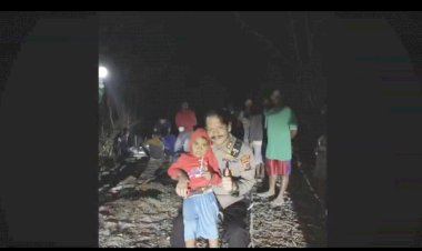 78-Tahun-Belum-Tersentuh-Listrik,-Kapolres-Belu-Turun-Langsung-Bantu-12-Lampu-Solar-Cell-Untuk-Warga-Terpencil-Dusun-Korba’u,-Tonton-Videonya