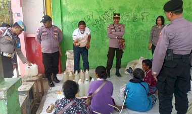 Gelar-Razia-di-Pasar-Lolowa,-Satgas-Ops-Pekat-Polres-Belu-Amankan-puluhan-Liter-Miras-Tradisional-Siap-Edar