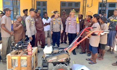 Setelah-Ikut-Panen-Perdana,-Kapolres-Belu-kembali-Hadir-Beri-Bantuan-Alat-Pertanian-untuk-Kelompok-Tani-Veteran-Binaan-Polsek-Tasbar
