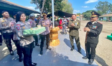 Beri-Kejutan-Manis-di-HUT-TNI-ke-78,-Kapolres-Belu-Bawa-Kue-Ulang-Tahun-ke-Markas-Kodim-1605-Belu