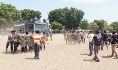 Kesiapan-Jelang-Tahapan-Inti-Pemilu-2024,-Polres-Belu-dan-Brimob-Kompi-3-Yon-A-Pelopor-Latihan-Sispamkota