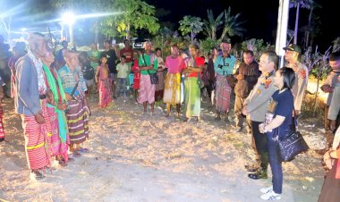 Gelar-Syukuran-di-Dusun-Tukunu,-Bentuk-Syukur-Polres-Belu-Merdekakan-Warga-yang-39-Tahun-Hidup-Tanpa-Listrik-dan-Air-Bersih