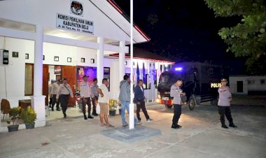 Turun-Penuh-di-Malam-Hari,-Satgas-Ops-Mantap-Brata-Polres-Belu-Gelar-Patroli-Dialogis-ke-Kantor-KPU-dan-Bawaslu