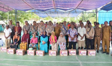 Kapolda-NTT-Berikan-Bantuan-Sosial-kepada-100-KK-di-Kecamatan-Kota-Waingapu.-