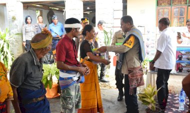 Kapolda-NTT-Bagikan-Ratusan-Sembako-kepada-Masyarakat-Desa-Kadi-Pada,-Sumba-Barat-Daya