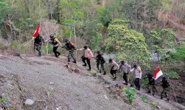 Berjalan-Kaki-Susuri-Lembah-dan-Bukit,-Polsek-Tasifeto-Barat-bersama-Satgas-Pamtas-RI-RDTL-Yonif-742/SWY-Gelar-Patroli-Cegah-Tindak-Kejahatan-di-Batas-Negara