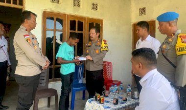 Wujud-Sinergitas-Polri-dengan-Insan-Pers,-Kapolres-Belu-Temui-Weren-Timo,Jurnalis-Korban-Kebakaran-Rumah-di-Desa-Manleten