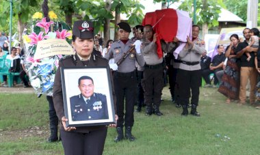 Beri-Penghormatan-Terakhir,-Polres-Belu-Gelar-Upacara-Pemakaman-Almarhum-IPDA-Yesaya-Lontorin