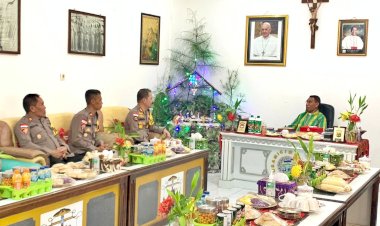 Momen-Hari-Raya-Natal-2023,-Kapolres-Belu-bersama-Pejabat-Utama-Gelar-Silaturahmi-ke-Uskup-Atambua,-Bupati-hingga-Ketua-Perguruan-Silat